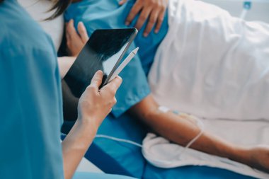 Kırık bilek ve kol bandaj ile hastane ofis veya acil servis hasta gösteren doktor yaralandı. Burkulma, stres kırığı veya rutin zorlanma yaralanması elinde. Hemşire yardımcı müşteri. İlk yardım.