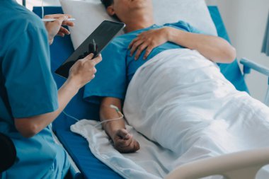 Kırık bilek ve kol bandaj ile hastane ofis veya acil servis hasta gösteren doktor yaralandı. Burkulma, stres kırığı veya rutin zorlanma yaralanması elinde. Hemşire yardımcı müşteri. İlk yardım.