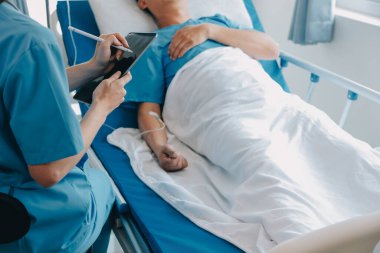 Kırık bilek ve kol bandaj ile hastane ofis veya acil servis hasta gösteren doktor yaralandı. Burkulma, stres kırığı veya rutin zorlanma yaralanması elinde. Hemşire yardımcı müşteri. İlk yardım.