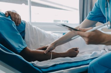 Kırık bilek ve kol bandaj ile hastane ofis veya acil servis hasta gösteren doktor yaralandı. Burkulma, stres kırığı veya rutin zorlanma yaralanması elinde. Hemşire yardımcı müşteri. İlk yardım.