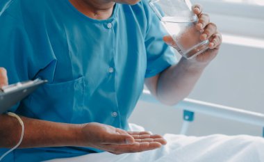 Kırık bilek ve kol bandaj ile hastane ofis veya acil servis hasta gösteren doktor yaralandı. Burkulma, stres kırığı veya rutin zorlanma yaralanması elinde. Hemşire yardımcı müşteri. İlk yardım.