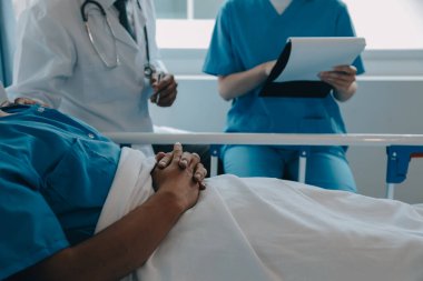 Kırık bilek ve kol bandaj ile hastane ofis veya acil servis hasta gösteren doktor yaralandı. Burkulma, stres kırığı veya rutin zorlanma yaralanması elinde. Hemşire yardımcı müşteri. İlk yardım.