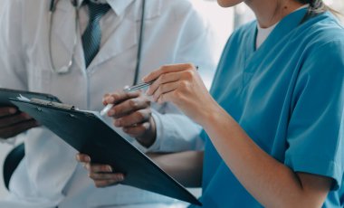 Kırık bilek ve kol bandaj ile hastane ofis veya acil servis hasta gösteren doktor yaralandı. Burkulma, stres kırığı veya rutin zorlanma yaralanması elinde. Hemşire yardımcı müşteri. İlk yardım.