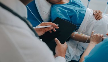 Kırık bilek ve kol bandaj ile hastane ofis veya acil servis hasta gösteren doktor yaralandı. Burkulma, stres kırığı veya rutin zorlanma yaralanması elinde. Hemşire yardımcı müşteri. İlk yardım.
