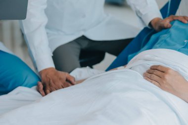 Kırık bilek ve kol bandaj ile hastane ofis veya acil servis hasta gösteren doktor yaralandı. Burkulma, stres kırığı veya rutin zorlanma yaralanması elinde. Hemşire yardımcı müşteri. İlk yardım.