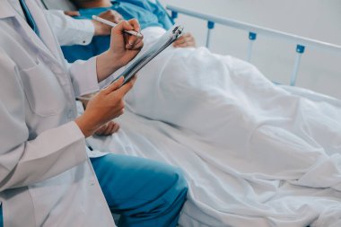Kırık bilek ve kol bandaj ile hastane ofis veya acil servis hasta gösteren doktor yaralandı. Burkulma, stres kırığı veya rutin zorlanma yaralanması elinde. Hemşire yardımcı müşteri. İlk yardım.