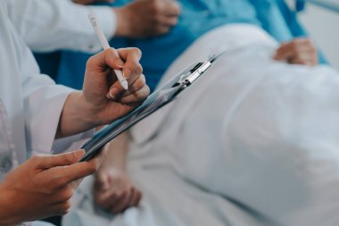 Kırık bilek ve kol bandaj ile hastane ofis veya acil servis hasta gösteren doktor yaralandı. Burkulma, stres kırığı veya rutin zorlanma yaralanması elinde. Hemşire yardımcı müşteri. İlk yardım.