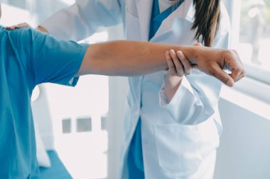 hasta bir odada gözetiminde özel bazı egzersizleri yapıyor