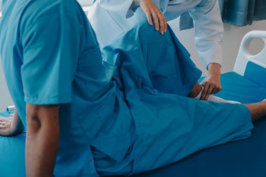 hasta bir odada gözetiminde özel bazı egzersizleri yapıyor