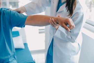 hasta bir odada gözetiminde özel bazı egzersizleri yapıyor