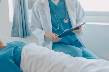 Kırık bilek ve kol bandaj ile hastane ofis veya acil servis hasta gösteren doktor yaralandı. Burkulma, stres kırığı veya rutin zorlanma yaralanması elinde. Hemşire yardımcı müşteri. İlk yardım.