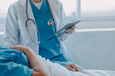 Kırık bilek ve kol bandaj ile hastane ofis veya acil servis hasta gösteren doktor yaralandı. Burkulma, stres kırığı veya rutin zorlanma yaralanması elinde. Hemşire yardımcı müşteri. İlk yardım.