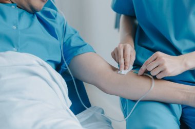 Kırık bilek ve kol bandaj ile hastane ofis veya acil servis hasta gösteren doktor yaralandı. Burkulma, stres kırığı veya rutin zorlanma yaralanması elinde. Hemşire yardımcı müşteri. İlk yardım.