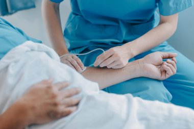 Kırık bilek ve kol bandaj ile hastane ofis veya acil servis hasta gösteren doktor yaralandı. Burkulma, stres kırığı veya rutin zorlanma yaralanması elinde. Hemşire yardımcı müşteri. İlk yardım.