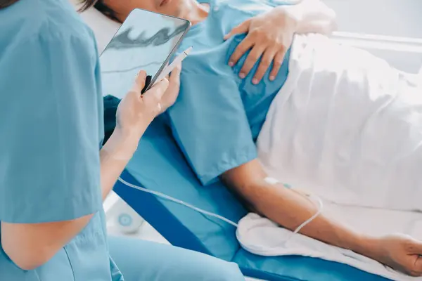 Kırık bilek ve kol bandaj ile hastane ofis veya acil servis hasta gösteren doktor yaralandı. Burkulma, stres kırığı veya rutin zorlanma yaralanması elinde. Hemşire yardımcı müşteri. İlk yardım.