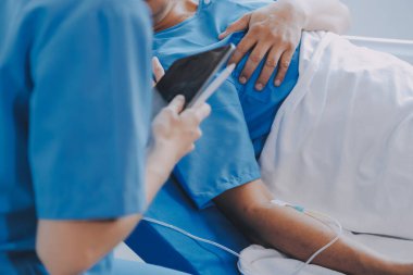 Kırık bilek ve kol bandaj ile hastane ofis veya acil servis hasta gösteren doktor yaralandı. Burkulma, stres kırığı veya rutin zorlanma yaralanması elinde. Hemşire yardımcı müşteri. İlk yardım.