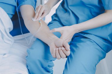 Kırık bilek ve kol bandaj ile hastane ofis veya acil servis hasta gösteren doktor yaralandı. Burkulma, stres kırığı veya rutin zorlanma yaralanması elinde. Hemşire yardımcı müşteri. İlk yardım.