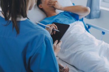 Kırık bilek ve kol bandaj ile hastane ofis veya acil servis hasta gösteren doktor yaralandı. Burkulma, stres kırığı veya rutin zorlanma yaralanması elinde. Hemşire yardımcı müşteri. İlk yardım.