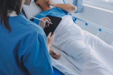 Kırık bilek ve kol bandaj ile hastane ofis veya acil servis hasta gösteren doktor yaralandı. Burkulma, stres kırığı veya rutin zorlanma yaralanması elinde. Hemşire yardımcı müşteri. İlk yardım.