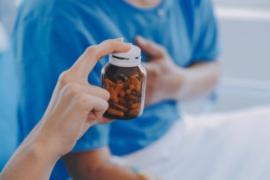 Kırık bilek ve kol bandaj ile hastane ofis veya acil servis hasta gösteren doktor yaralandı. Burkulma, stres kırığı veya rutin zorlanma yaralanması elinde. Hemşire yardımcı müşteri. İlk yardım.