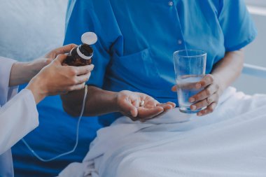 Kırık bilek ve kol bandaj ile hastane ofis veya acil servis hasta gösteren doktor yaralandı. Burkulma, stres kırığı veya rutin zorlanma yaralanması elinde. Hemşire yardımcı müşteri. İlk yardım.