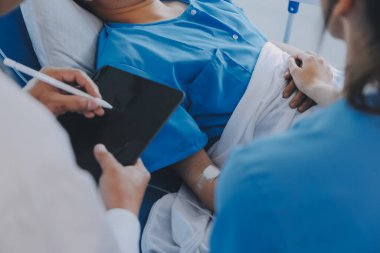Kırık bilek ve kol bandaj ile hastane ofis veya acil servis hasta gösteren doktor yaralandı. Burkulma, stres kırığı veya rutin zorlanma yaralanması elinde. Hemşire yardımcı müşteri. İlk yardım.