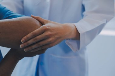 hasta bir odada gözetiminde özel bazı egzersizleri yapıyor