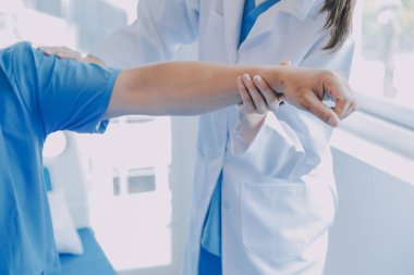 hasta bir odada gözetiminde özel bazı egzersizleri yapıyor