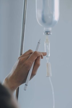 Kırık bilek ve kol bandaj ile hastane ofis veya acil servis hasta gösteren doktor yaralandı. Burkulma, stres kırığı veya rutin zorlanma yaralanması elinde. Hemşire yardımcı müşteri. İlk yardım.