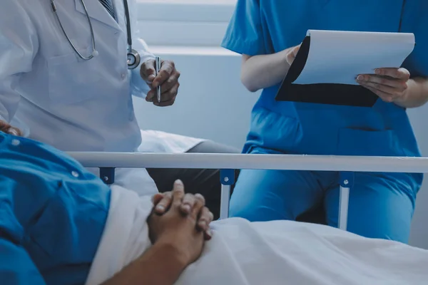 Kırık bilek ve kol bandaj ile hastane ofis veya acil servis hasta gösteren doktor yaralandı. Burkulma, stres kırığı veya rutin zorlanma yaralanması elinde. Hemşire yardımcı müşteri. İlk yardım.