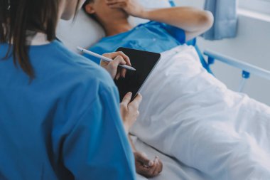 Kırık bilek ve kol bandaj ile hastane ofis veya acil servis hasta gösteren doktor yaralandı. Burkulma, stres kırığı veya rutin zorlanma yaralanması elinde. Hemşire yardımcı müşteri. İlk yardım.