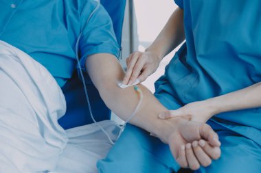 Kırık bilek ve kol bandaj ile hastane ofis veya acil servis hasta gösteren doktor yaralandı. Burkulma, stres kırığı veya rutin zorlanma yaralanması elinde. Hemşire yardımcı müşteri. İlk yardım.
