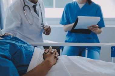 Kırık bilek ve kol bandaj ile hastane ofis veya acil servis hasta gösteren doktor yaralandı. Burkulma, stres kırığı veya rutin zorlanma yaralanması elinde. Hemşire yardımcı müşteri. İlk yardım.