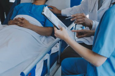 Kırık bilek ve kol bandaj ile hastane ofis veya acil servis hasta gösteren doktor yaralandı. Burkulma, stres kırığı veya rutin zorlanma yaralanması elinde. Hemşire yardımcı müşteri. İlk yardım.