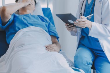 Kırık bilek ve kol bandaj ile hastane ofis veya acil servis hasta gösteren doktor yaralandı. Burkulma, stres kırığı veya rutin zorlanma yaralanması elinde. Hemşire yardımcı müşteri. İlk yardım.