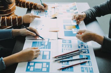 Mobil uygulama arayüzü kablo dizaynı hakkında modern ofisteki müşteri breif ve renk kodu ile fikir alışverişinde bulunan uu geliştirici ve ui tasarımcısını kapat. Yaratıcı dijital geliştirme ajansı