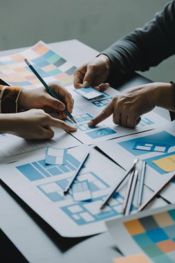 Mobil uygulama arayüzü kablo dizaynı hakkında modern ofisteki müşteri breif ve renk kodu ile fikir alışverişinde bulunan uu geliştirici ve ui tasarımcısını kapat. Yaratıcı dijital geliştirme ajansı