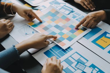 Mobil uygulama arayüzü kablo dizaynı hakkında modern ofisteki müşteri breif ve renk kodu ile fikir alışverişinde bulunan uu geliştirici ve ui tasarımcısını kapat. Yaratıcı dijital geliştirme ajansı