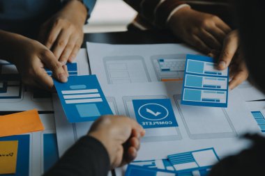 Mobil uygulama arayüzü kablo dizaynı hakkında modern ofisteki müşteri breif ve renk kodu ile fikir alışverişinde bulunan uu geliştirici ve ui tasarımcısını kapat. Yaratıcı dijital geliştirme ajansı