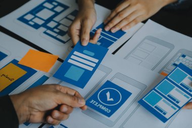 Mobil uygulama arayüzü kablo dizaynı hakkında modern ofisteki müşteri breif ve renk kodu ile fikir alışverişinde bulunan uu geliştirici ve ui tasarımcısını kapat. Yaratıcı dijital geliştirme ajansı