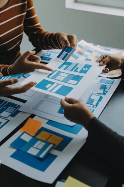 Mobil uygulama arayüzü kablo dizaynı hakkında modern ofisteki müşteri breif ve renk kodu ile fikir alışverişinde bulunan uu geliştirici ve ui tasarımcısını kapat. Yaratıcı dijital geliştirme ajansı