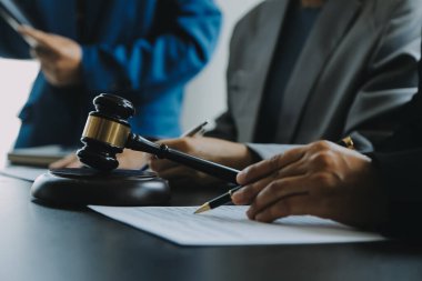 Yargıç Gavin ve Adalet Avukatları 'nın arka plandaki hukuk firmasında takım toplantısı var. Hukuk kavramları.