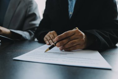 Yargıç Gavin ve Adalet Avukatları 'nın arka plandaki hukuk firmasında takım toplantısı var. Hukuk kavramları.