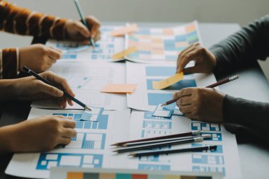 Mobil uygulama arayüzü kablo dizaynı hakkında modern ofisteki müşteri breif ve renk kodu ile fikir alışverişinde bulunan uu geliştirici ve ui tasarımcısını kapat. Yaratıcı dijital geliştirme ajansı