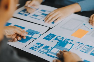 Mobil uygulama arayüzü kablo dizaynı hakkında modern ofisteki müşteri breif ve renk kodu ile fikir alışverişinde bulunan uu geliştirici ve ui tasarımcısını kapat. Yaratıcı dijital geliştirme ajansı