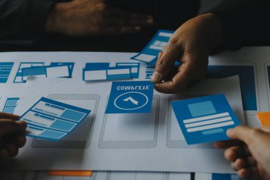 Mobil uygulama arayüzü kablo dizaynı hakkında modern ofisteki müşteri breif ve renk kodu ile fikir alışverişinde bulunan uu geliştirici ve ui tasarımcısını kapat. Yaratıcı dijital geliştirme ajansı