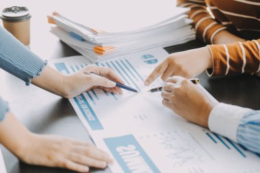 İş adamları tasarım fikirleriyle tanışıyor. İş planlaması