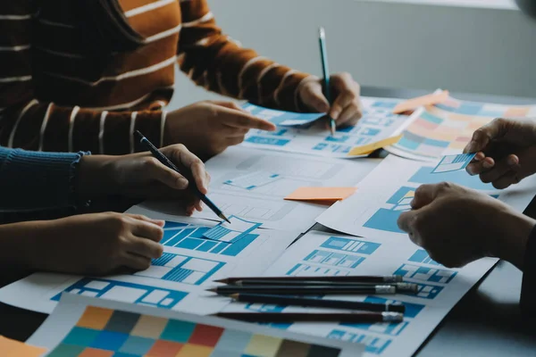 Mobil uygulama arayüzü kablo dizaynı hakkında modern ofisteki müşteri breif ve renk kodu ile fikir alışverişinde bulunan uu geliştirici ve ui tasarımcısını kapat. Yaratıcı dijital geliştirme ajansı