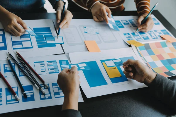 Mobil uygulama arayüzü kablo dizaynı hakkında modern ofisteki müşteri breif ve renk kodu ile fikir alışverişinde bulunan uu geliştirici ve ui tasarımcısını kapat. Yaratıcı dijital geliştirme ajansı