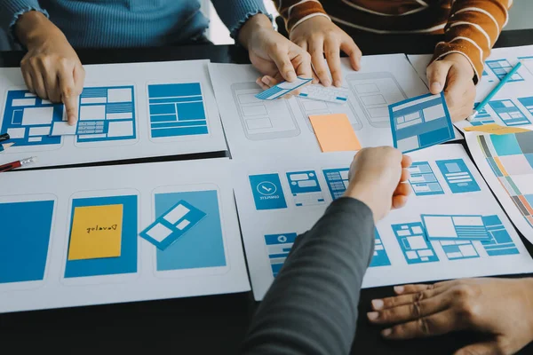 Mobil uygulama arayüzü kablo dizaynı hakkında modern ofisteki müşteri breif ve renk kodu ile fikir alışverişinde bulunan uu geliştirici ve ui tasarımcısını kapat. Yaratıcı dijital geliştirme ajansı